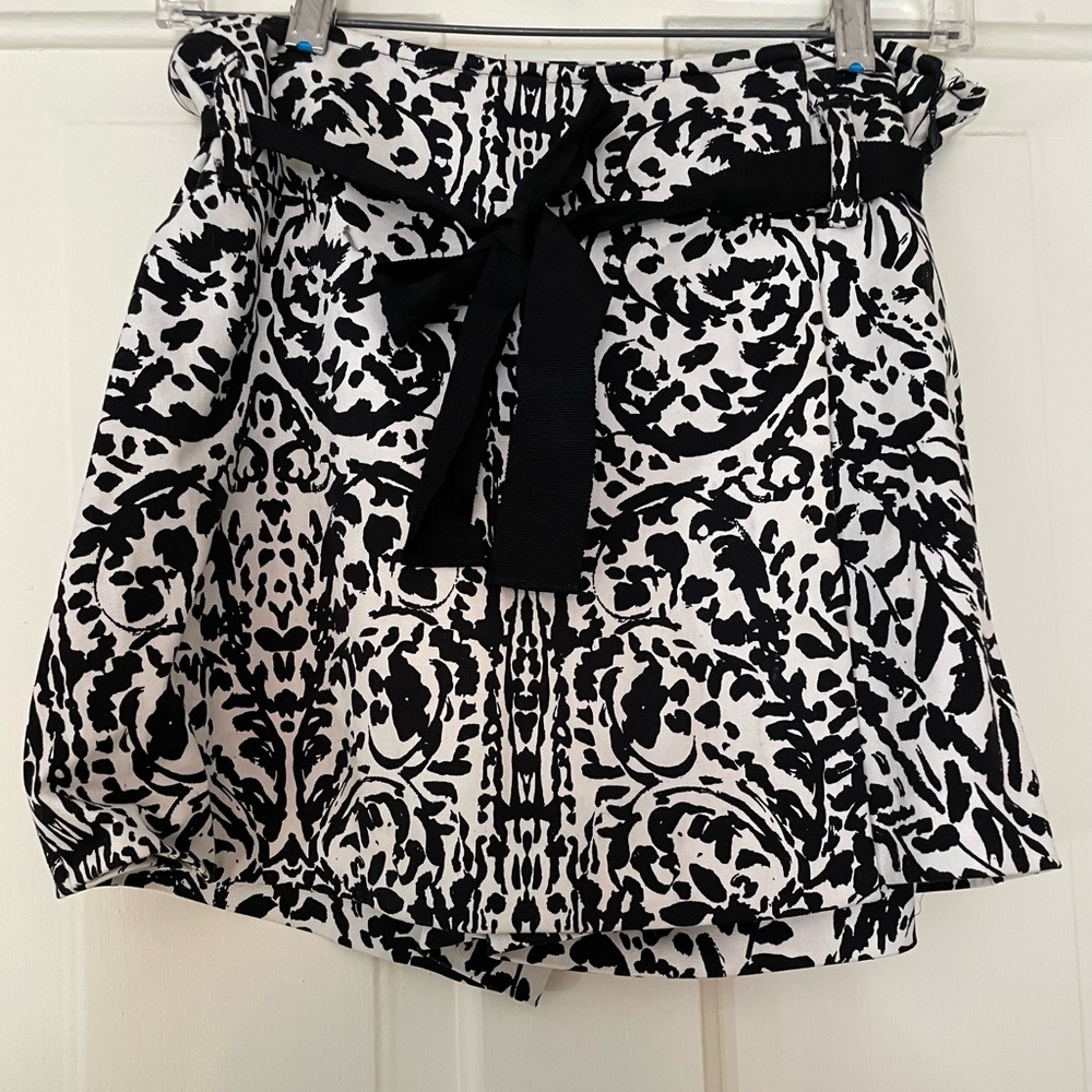 WHITE HOUSE BLACK MARKET Skort NWOT (small plastic piece still on tag) Size 4